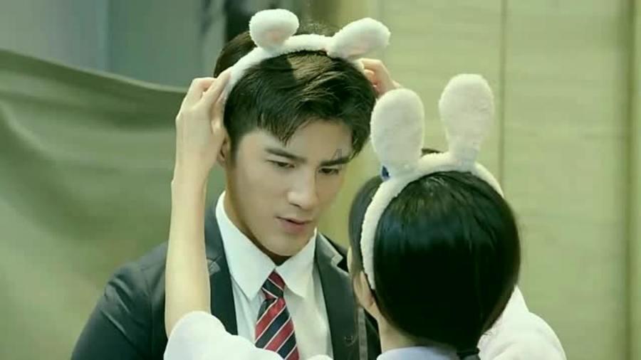 探秘吉鹿力问答社区,解锁我这次学校节日演出没参加,一个男生就问别人:为什么她没参加?他向别人问我为什么没参加干嘛?他这是?的无限可能