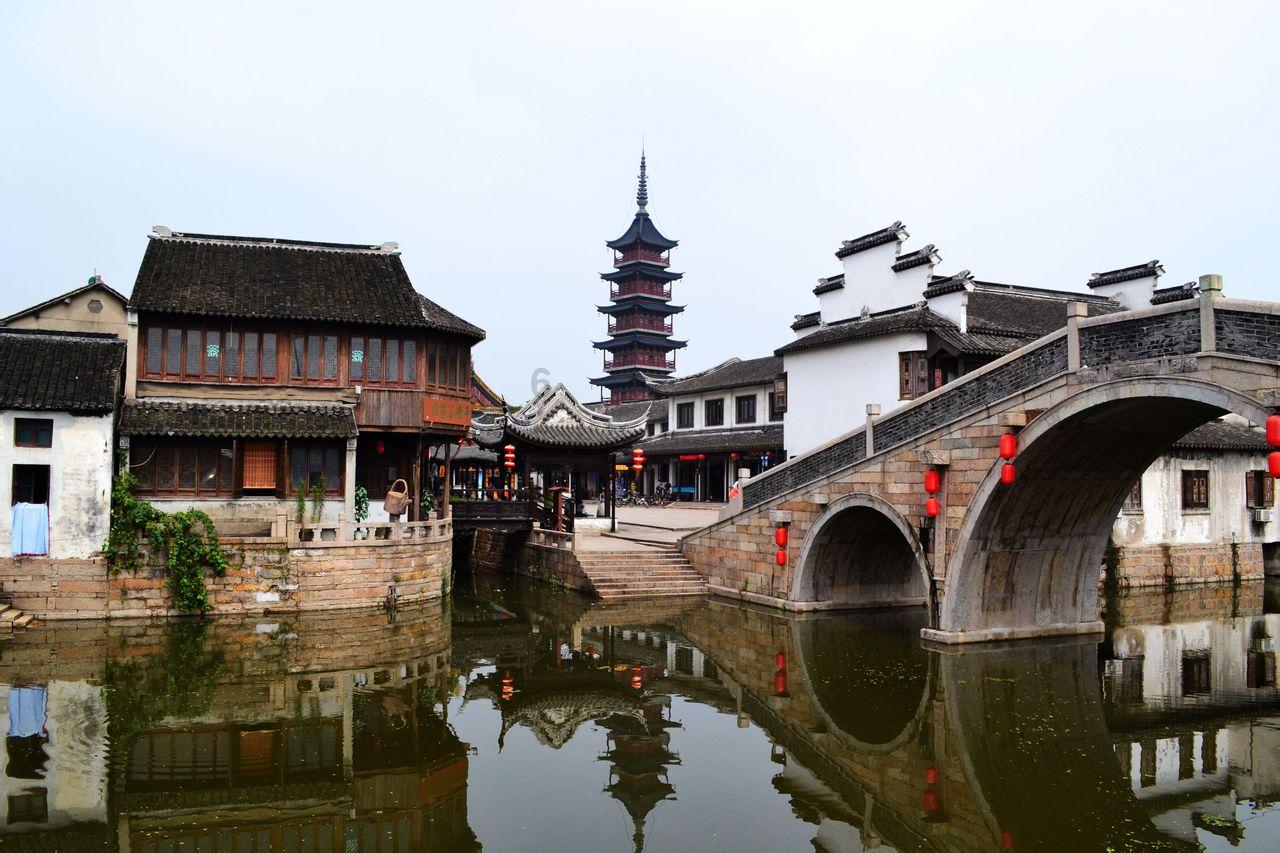 福建高山藏有古建，一对夫妇常年隐居于此，犹如与世隔绝